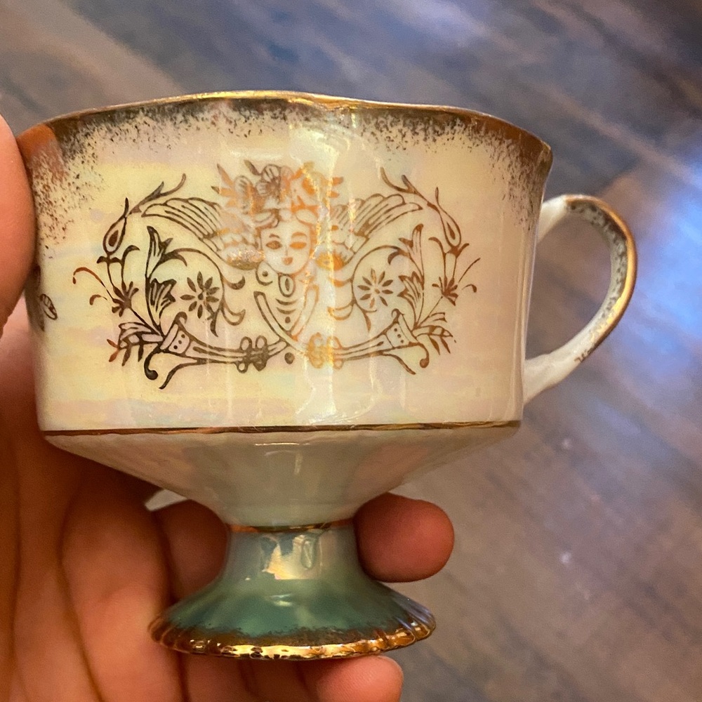 Elegant Iridescent Plate with Gold Details - Picture 8 of 13